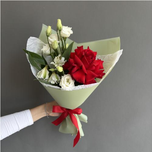 Букет с розой, эустомой и альстромерией 09384