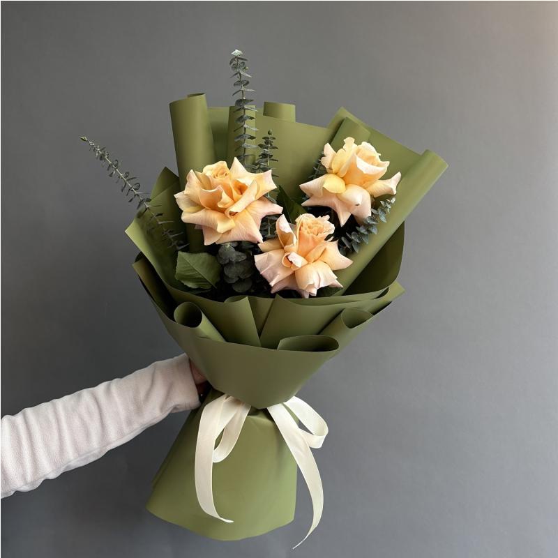 Букет из персиковых роз и эвкалипта 09363